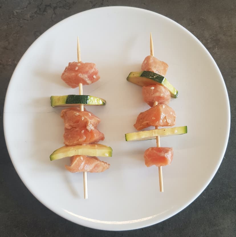 Montage des brochettes : 1 morceau de saumon, 1 morceau de courgette, 2 morceaux de saumons, 1 morceau de courgette, 1 morceau de saumon